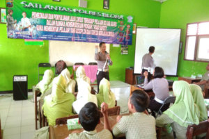 PELAJAR TANPA SIM JANGAN BAWA MOTOR KE SEKOLAH