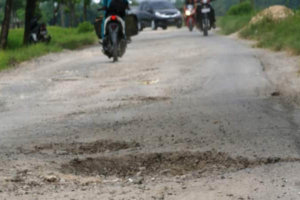 WARGA KRADENAN KELUHKAN KONDISI JALAN YANG RUSAK