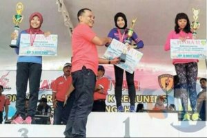 SISIHKAN RIBUAN PESERTA, SEPTIANA DITA SARI RAIH JUARA I LOBA LARI WISATA