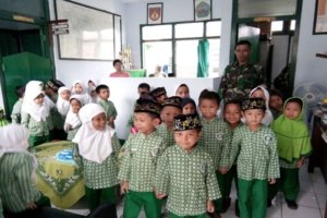 CINTAI TNI SEJAK DINI, SISWA TK AL MAZITOH BERKUNJUNG KE KORAMIL 12 NGAWEN