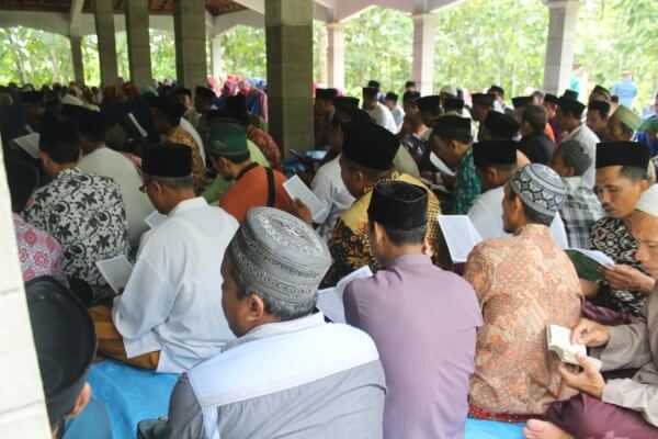 HAUL XI MBAH NADJIB : BERBURU BERKAH DI MAKAM GUNUNG RIPIN