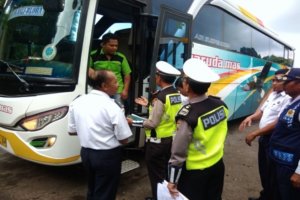 JELANG IMLEK, SATLANTAS POLRES BLORA PERIKSA KELAYAKAN BUS