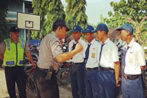 PELAJAR SMP BAWA MOTOR TAK PAKAI HELM, DITEGUR POLISI