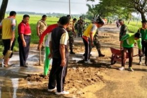 WARGA KRADENAN GELAR KERJA BAKTI TAMBAL JALAN RUSAK