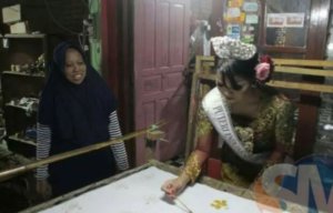 PUTRI INDONESIA ASYTA TRIANA BELAJAR “MBATHIK” DI BERAN BLORA KOTA