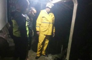 HUJAN DERAS, SATU RUMAH DI BRABOWAN SAMBONG TERDAMPAK LONGSOR