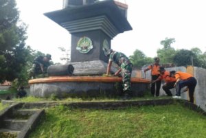 ANGGOTA KORAMIL KUNDURAN DAN MASYARAKAT BERSIHKAN TUGU SATE