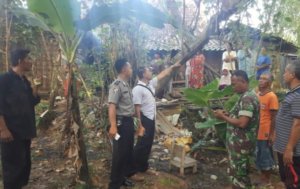 PRIA PARUH BAYA DI GULINGAN BLORA KOTA DITEMUKAN TEWAS GANTUNG DIRI