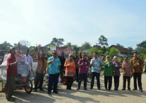 PULUHAN ALAT MESIN PERTANIAN DISERAHKAN KEPADA KELOMPOK TANI