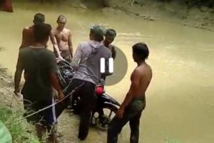 JEMBATAN TAK LAYAK, PENGENDARA MOTOR TERCEBUR KE SUNGAI