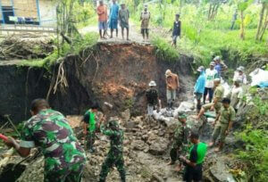 JALAN DI DESA SAMBONGWANGAN AMBROL, WARGA GELAR KARYA BAKTI