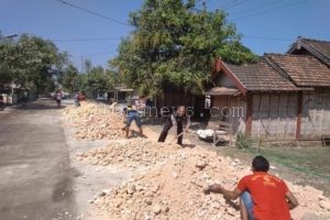 USAI DICOR, WARGA PILANG URUG PINGGIR JALAN DENGAN GROSOK