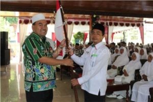 PENYERAHAN SANG MERAH PUTIH, IRINGI PENUTUPAN MANASIK HAJI BLORA 2018