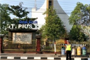 JAMIN KEAMANAN BERIBADAH, POLRES BLORA SIAGAKAN PASUKAN DI SEJUMLAH GEREJA