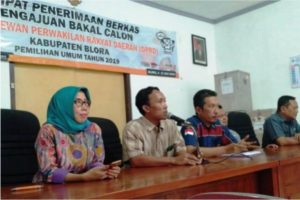 TIGA PARPOL SERAHKAN DAFTAR CALEG KE KPU BLORA