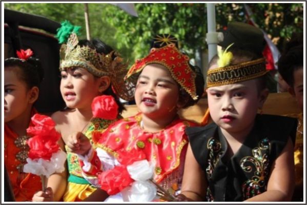 BERBUSANA ADAT NUSANTARA, KARNAVAL ANAK DI BLORA BERLANGSUNG MERIAH