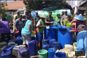 DANDIM RYZADLY PIMPIN DROPING 10 RIBU LITER AIR BERSIH DI DESA JIKEN