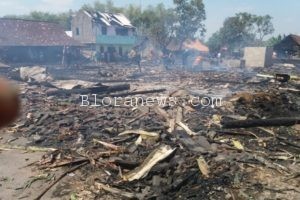 KEBAKARAN HEBAT MENIMPA 8 KK DI KAMOLAN BLORA KOTA