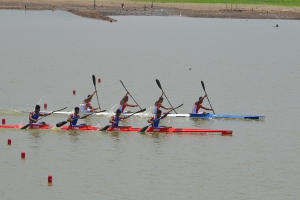 GUNAKAN PERAHU PINJAMAN, BLORA PANEN MEDALI DI CABANG DAYUNG