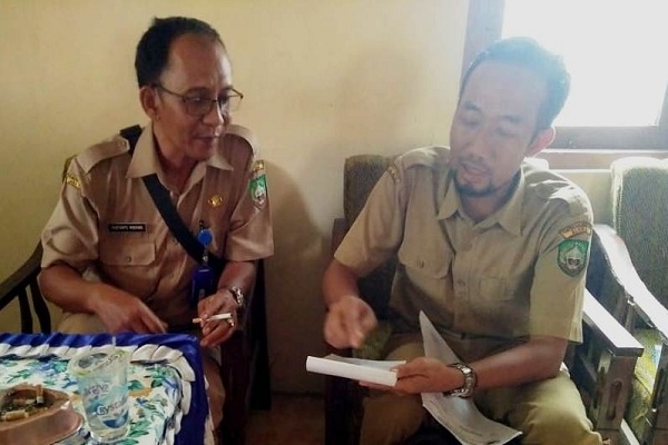 Kabid Sosial Dinsos PPA Blora Hartanto saat menerima keluhan salah seorang aparat desa