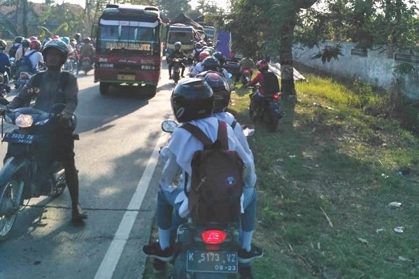Situasi kemacetan karena kecelakaan yang bersamaan waktu berangkat sekolah