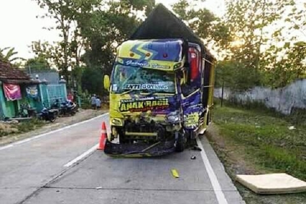 Salah satu truk yang terlibat kecelakaan di ruas jalan Pendem Tambahrejo Tunjungan