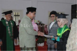 WAGUB TAJ YASIN APRESIASI 3 LULUSAN TERBAIK STAI AL MUHAMMAD CEPU