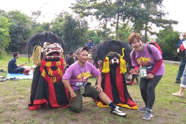 Turis mencanegara mendokumentasikan penampilan Barongan Mustika Amarta Kamaba Yogyakarta