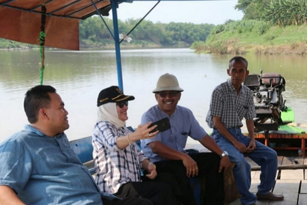 Peninjauan lokasi bakal jembatan Blora-Bojonegoro, yang rencananya membentang di atas aliran Bengawan Solo.