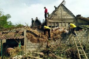 POHON TUMBANG DAN RUMAH RUSAK MULAI DIEVAKUASI, PASCA BENCANA ANGIN KENCANG