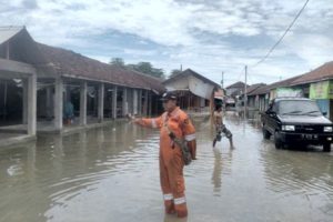 HUJAN DERAS ANGIN KENCANG, ROBOHKAN RUMAH DAN TUMBANGKAN POHON