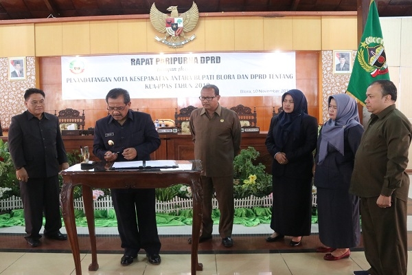 Bupati didampingi Sekkab Blora dan disaksikan Pimpinan DPRD Blora menandatangani KUA-PPAS RAPBD Blora 2019