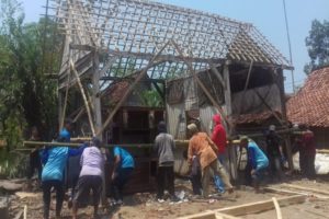 RUMAH REYOT MILIK NENEK 5 CUCU DIREHAB TOTAL MATAN