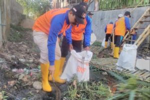 SIAP SIAGA BENCANA DIAWALI DENGAN PEMBERSIHAN KALI GROJOGAN