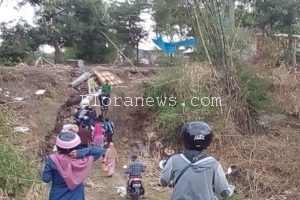 JEMBATAN DARURAT TIDAK LAYAK, PENGENDARA MOTOR TERGELINCIR