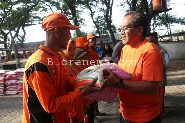 Bupati Djoko Nugroho memberikan beras kepada salah satu anggota Pasukan Sapu Jagad
