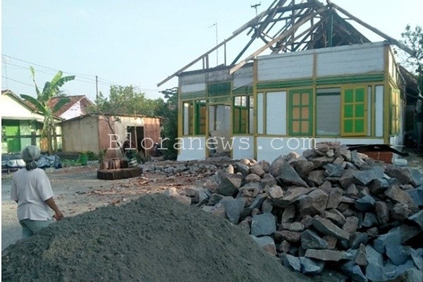 Sejumlah material untuk pemugaran rumah masa kecil Pramoedya jalan Sumbawa Kelurahan Jetis Blora Kota, Kabupaten Blora. (foto: Jawa Pos)