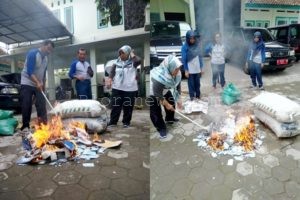 CEGAH PENYALAHGUNAAN, 12 RIBU KEPING E-KTP INVALID DIBAKAR