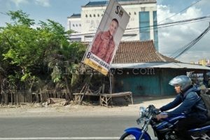 MIRING DAN BAHAYAKAN WARGA, BALIHO CALEG DIROBOHKAN