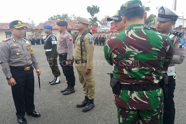 Kapolres Blora, AKBP Anang Tri Kuswindarto dalam Apel Gelar Pasukan Operasi Lilin Candi 2018 di halaman Mapolres Blora