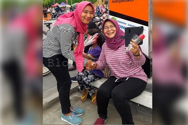 PERINGATI HARI IBU, PMII PUTRI BAGIKAN RATUSAN TANGKAI BUNGA DI CFD