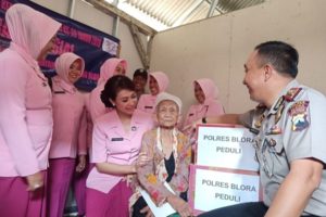 ANJANGSANA, KAPOLRES SAMBANGI TUKANG BECAK DAN KAUM DUAFA