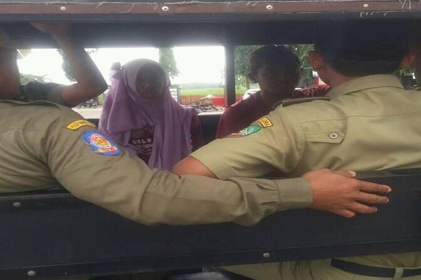 Satpol PP menggelandang pasangan terbelakang mental yang berbuat tidak senonoh di Taman Aryo Jipang Cepu