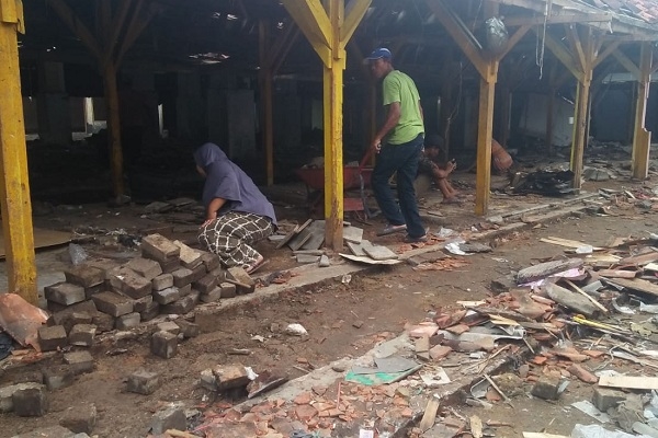 Pedagang membongkar bekas kios di Pasar Lama Kota Blora