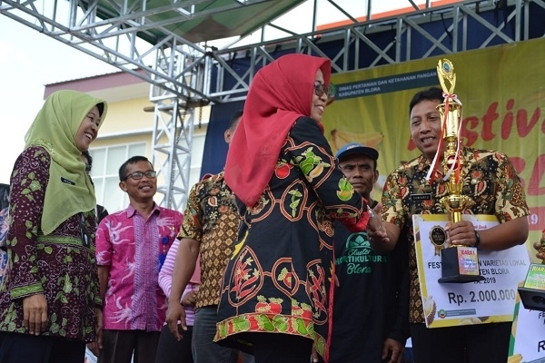 Suwignyo, Kepala Desa Karangjong Ngawen, Pemenang Lomba Durian menerima hadiah dan piala dari Kepala Dinas Pertanian dan Ketahanan Pangan Blora, Reni Miharti
