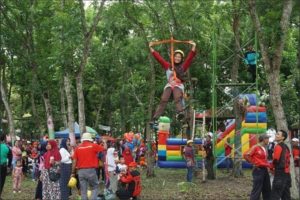 FLYING FOX DAN WAHANA PERMAINAN ANAK  JADI DAYA TARIK DI WANA WISATA WONO AJI