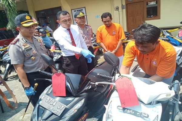 Tersangka Kristiawan (37) memperagakan cara menjalankan aksinya dalam mencuri motor