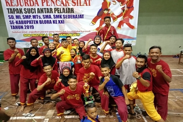 Kontingen SMK MUhammadiyah 2 Blora merebut gelar juara umum dalam Kejurda Tapak Suci XXI Kabupaten Blora