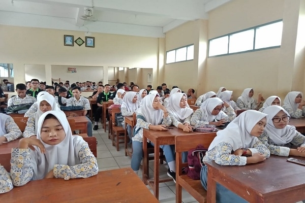 Siswa SMK Muhammadiyah 2 Blora mengikuti paparan peluang kerja di Jepang yang disampaikan oleh tim LPK Martani Semarang
