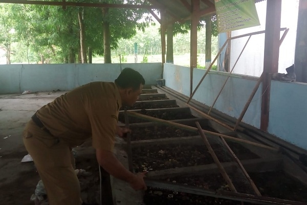 Petugas Dinas Lingkungan Hidup (DLH) Blora menunjukkan tempat pembiakan Lalat Tentara Hitam di TPA Sampah Desa Temurejo Kecamatan Blora Kota, Blora